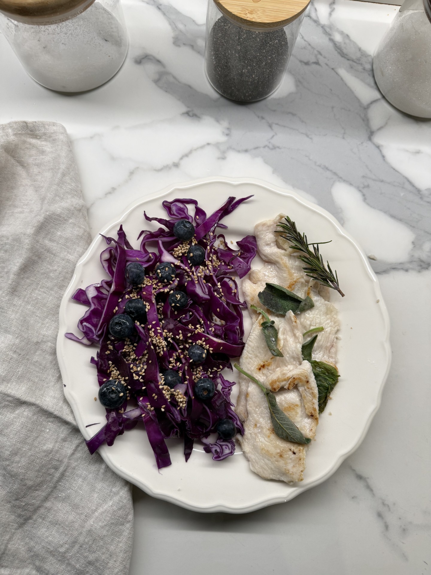 Piatto con cavolo viola e mirtilli